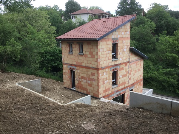 Construction d'une maison sur terrain en pente, dans le Rhône 69, maison construite sur étage.